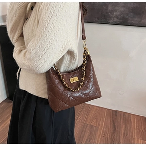 Borsa in pelle trapuntata marrone con catena dorata e chiusura a scatto a spalla