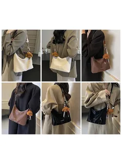 Vista detallada de bolsos tote en tres colores con correas de hombro de cuentas acrílicas