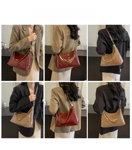 Sac bandoulière matelassé bordeaux et camel porté par un mannequin pour référence de taille