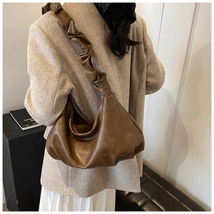 Sac fourre-tout plissé en similicuir marron avec détail de bandoulière froncée sur modèle
