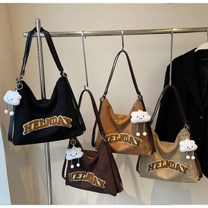 Détail de quatre sacs hobo avec lettrage en peluche HELNDAY et breloque nuage