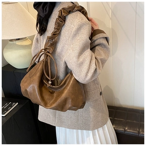 Détail du sac hobo marron rétro avec bandoulière plissée et cordon de serrage doux