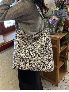 Fashionable leopard print canvas tote bag with large capacity for women casual use