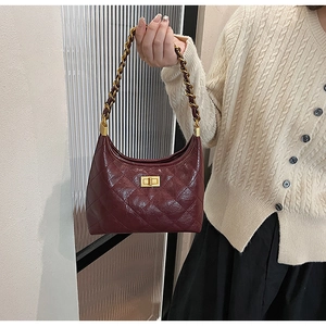 Dettaglio borsa hobo bordeaux in pelle trapuntata con tracolla a catena dorata lucida