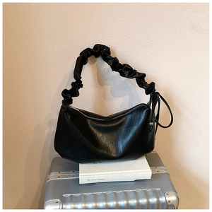 Détail du sac à bandoulière noir plissé avec poignée nuage élégante et zip argenté
