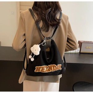Détail du sac cabas noir avec broderie HELLIDAY et pendentif nuage en peluche doux
