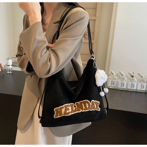 Sac bandoulière noir avec lettres HELNDAY et charm nuage blanc en peluche
