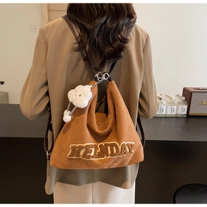 Détail du sac fourre-tout caramel avec broderie HELLNDAY et pendentif nuage