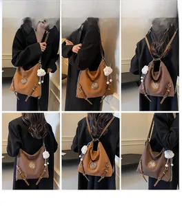 Sac à dos marron polyvalent pour femme avec logo M en métal et breloque nuage en peluche