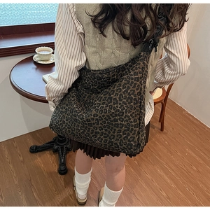 Detail der Crossbody-Tasche mit Leopardenmuster und verstellbarem schwarzen Gurt für Damen