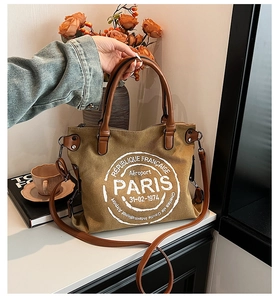 Vue détaillée du sac cabas en toile kaki avec motif de timbre français rétro et cuir