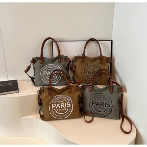 Détails des sacs cabas en toile avec sceau rétro de Paris et poignées en cuir aux tons vintage