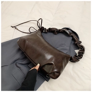 Détail du sac nuage plissé marron foncé en cuir ciré brillant avec deux bandoulières