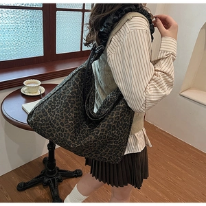 Detail der Totebag mit Leopardenmuster und stilvollem schwarzem Scrunchie-Schultergurt