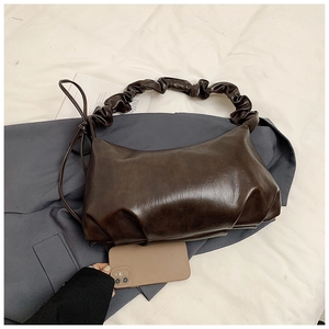Vue détaillée du sac à bandoulière marron foncé plissé en similicuir sur fond gris