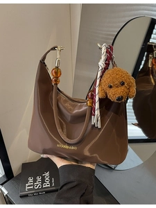 Bolso hobo marrón oscuro con cuentas de ámbar y colgante de peluche para mujer moderna