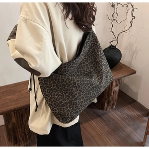 Detailansicht der großen Tote-Tasche mit Leopardenmuster, getragen als Schultertasche