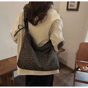 Detail der hobo-tasche mit leopard-print, gerafftem riemen und schleifendekoration