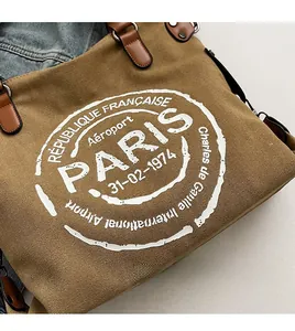 Détail du sac cabas en toile caramel avec imprimé rétro de l'aéroport de Paris et cuir
