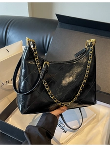 Sac hobo matelassé noir brillant avec grosse chaîne dorée et bandoulière