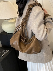 Sac à bandoulière plissé marron rétro de grande capacité avec texture vintage et fronces
