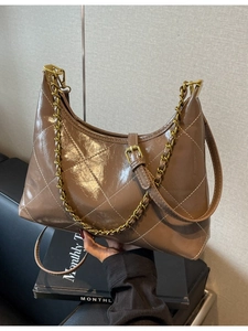 Sac bandoulière marron matelassé avec chaîne dorée et finition brillante chic