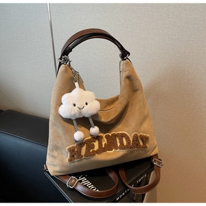 Détail du sac cabas en daim kaki avec broderie marron HOLIDAY et breloque petit nuage