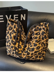 Quilted leopard print tote bag with large capacity and stylish casual shoulder straps
