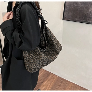 Detailansicht der Leopard-Einkaufstasche mit modischem schwarzem Scrunchie-Schultergurt