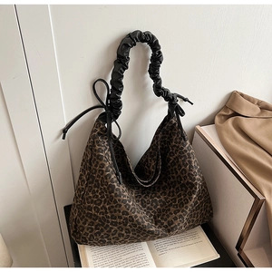 Detail der Leopard-Tragetasche mit schwarzem Scrunchie-Griff und Tunnelzug-Akzent