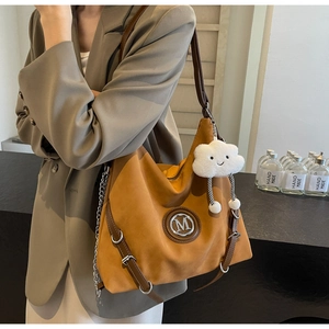 Borsa tote in camoscio marrone con logo M, ciondolo a nuvola e spalline in pelle