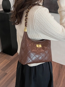 Borsa hobo trapuntata marrone scuro con tracolla a catena dorata e chiusura girevole