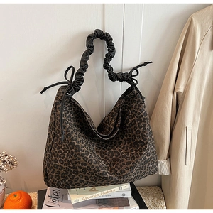 Detail der Totebag mit Leopardenmuster, gerafftem Riemen und Schleifendetails an den Seiten