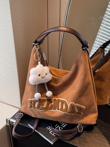 Sac à Épaule Hobo Grande Capacité pour Femmes Avec Pendentif Nuage Broderie Lettres Aspect Daim Sac Fourre-Tout