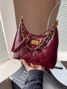 Elegante borsa a spalla in pelle bordeaux trapuntata con catena dorata e chiusura a vite