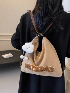 Sac hobo en daim kaki avec lettres brodées, breloque nuage et bandoulière en cuir