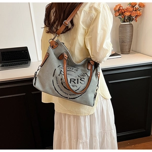 Vue détaillée du sac cabas en toile vintage avec anses en cuir marron et imprimé Paris