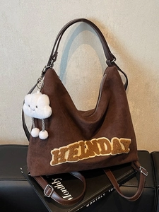 Sac hobo marron en daim avec broderie et porte-clés nuage en peluche élégant