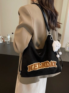 Sac cabas noir avec broderie HELNDAY et breloque nuage souriant sur la bandoulière