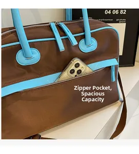 Nahaufnahme der Reißverschlusstasche an der Reisetasche mit Platz für ein Smartphone