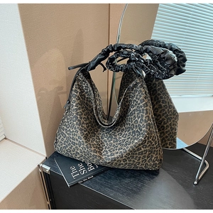 Nahaufnahme der Hobo-Tasche mit Leopardenmuster und gerafftem Schultergurt aus Stoff