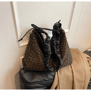 Detail der Totebag mit Leopardenmuster, schwarzen Ledergriffen und Kordelzug-Verschluss