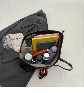 Draufsicht auf das Innere der großen braunen Leder-Tote-Bag mit viel Platz für Büroartikel