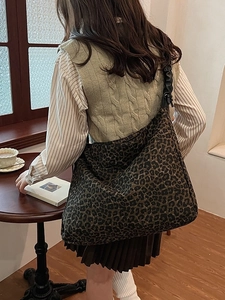 Modische Hobo-Schultertasche mit Leopardenmuster und Details an gefalteten Riemen