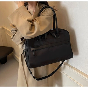 Details der Reisetasche aus hochdichtem Nylon mit Ledergriffen und verstellbarem Gurt
