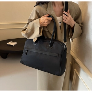 Detail der schwarzen Reisetasche mit großem Fassungsvermögen aus Nylon und Lederbesatz