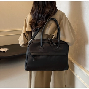 Details der schwarzen großen Reisetasche mit Silberbeschlägen und Ledergriffen
