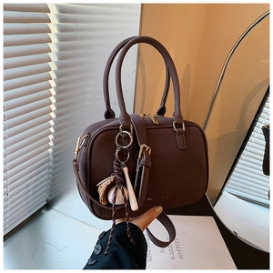 Borsa a tracolla in pelle opaca marrone cioccolato con ciondolo a tema baseball