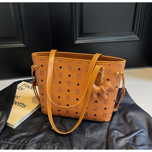 Gros plan détaillé du sac cabas marron montrant le cuir synthétique et motifs d'oursons