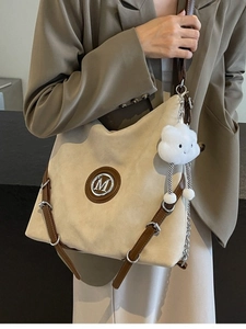 Sac fourre-tout minimaliste en daim beige avec lanières en cuir marron et breloque nuage